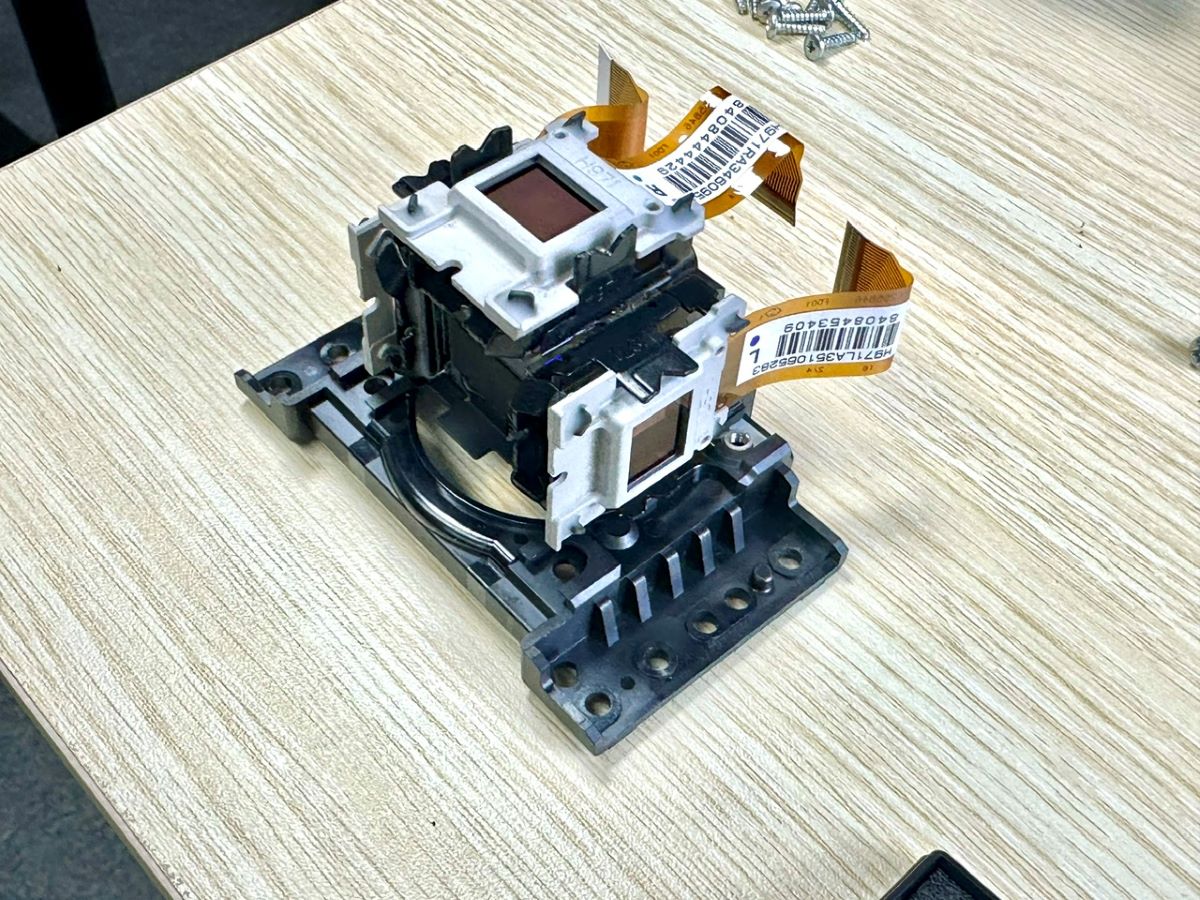 3LCD prism block assembly with three LCD panels and polarizers