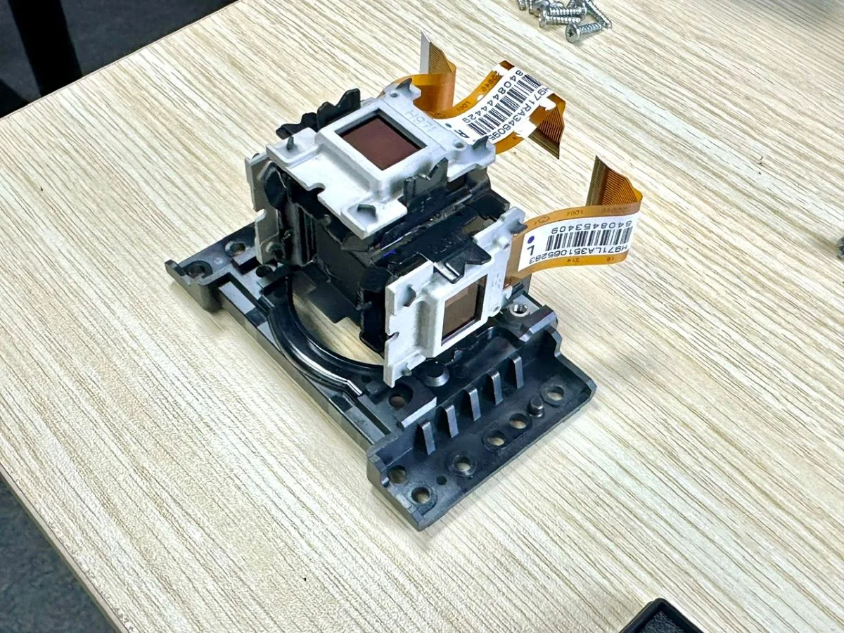 3LCD prism block assembly with three LCD panels and polarizers
